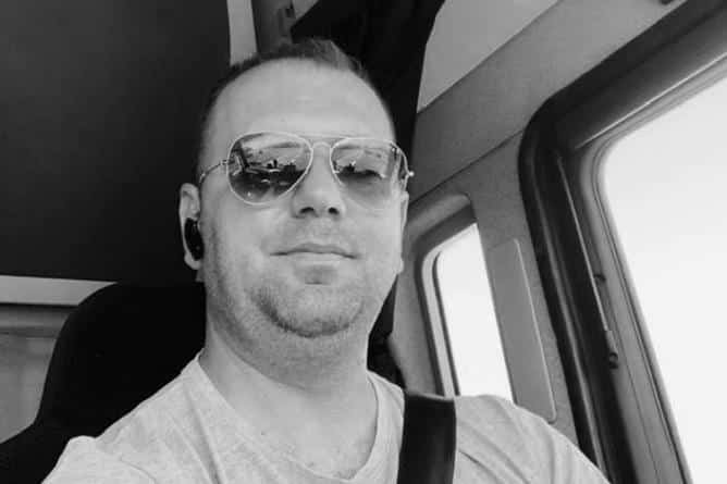POKUŠAO DA ZAUSTAVI KAMION KOJI SE POKRENUO, PRIKOLICA PALA NA NJEGA Nezapamćena tragedija: Muškarac (40) podlegao povredama nakon stravične nesreće (FOTO)