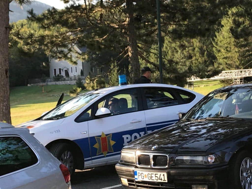 POLICIJAC PIJAN OBORIO ŽENU NA TRGU! Hitno je prevezena u bolnicu