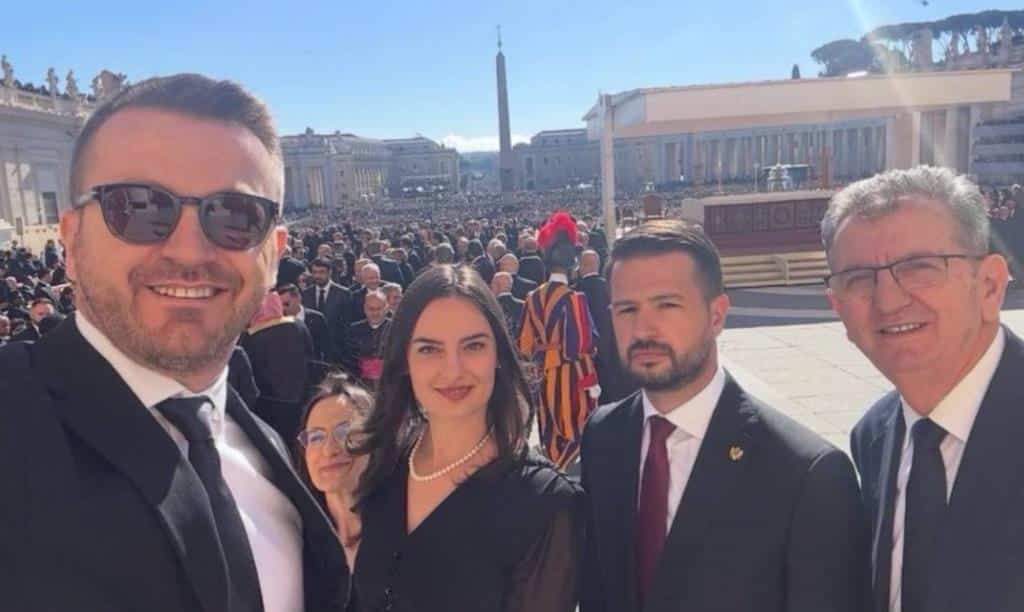 MILATOVIĆEV SELFI SA PAPINE SAHRANE: Predsednik Crne Gore zapalio mreže zbog fotografije iz Vatikana (FOTO)