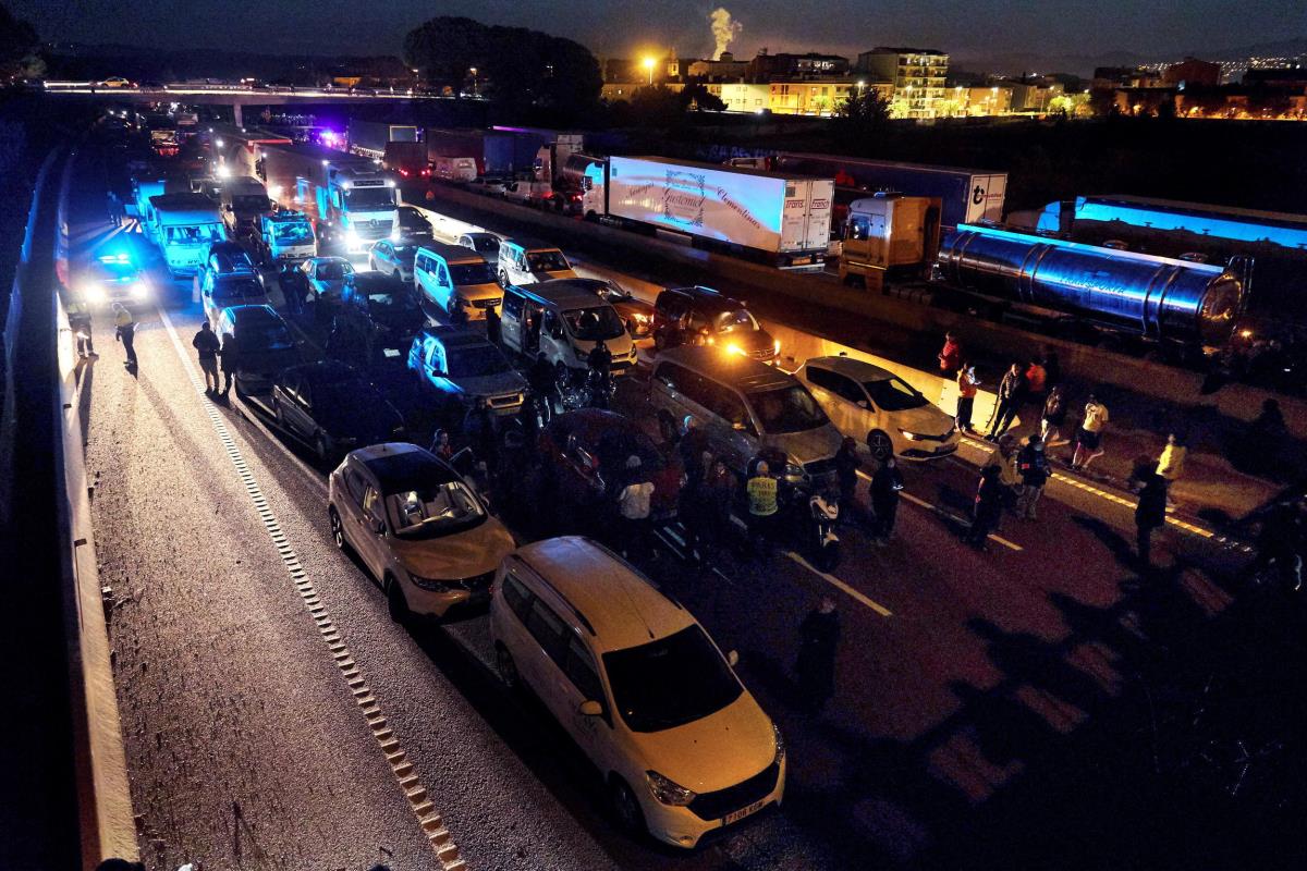 PRESEK STANJA NA PUTEVIMA TOKOM VEČERI Bez gužvi za automobile na ovim granicama, kamioni na Batrovcima čekaju osam sati