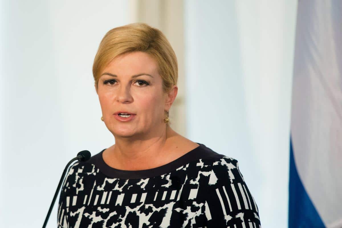 “KOSTI SU JOJ SE LOMILE OD METASTAZA, BILO JE TEŠKO GLEDATI KAKO SE MUČI”: Kolinda Grabar Kitarović se oprostila od svoje majke porukom koja kida dušu (FOTO)