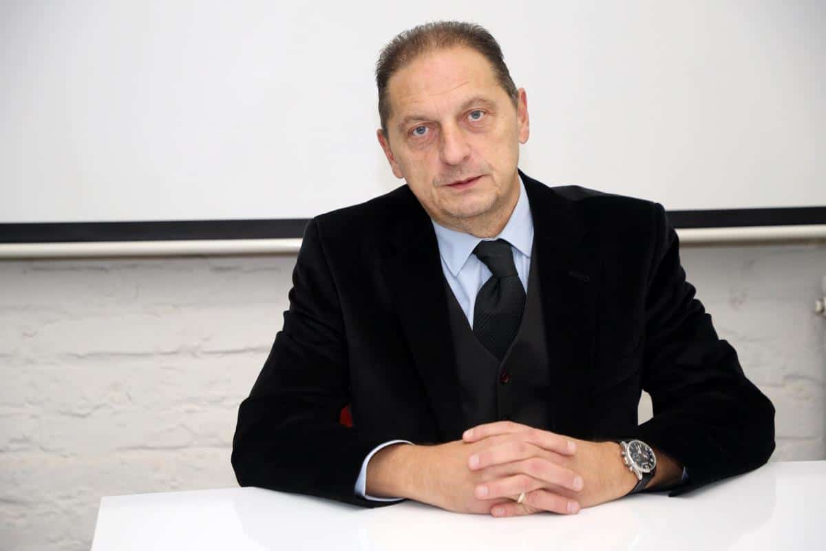“Trud nije bio uzaludan ako me nadživi jedna pesma ili stih” Miloš Janković obeležio 40 godina rada, a dobio i neobičan poklon od kolega