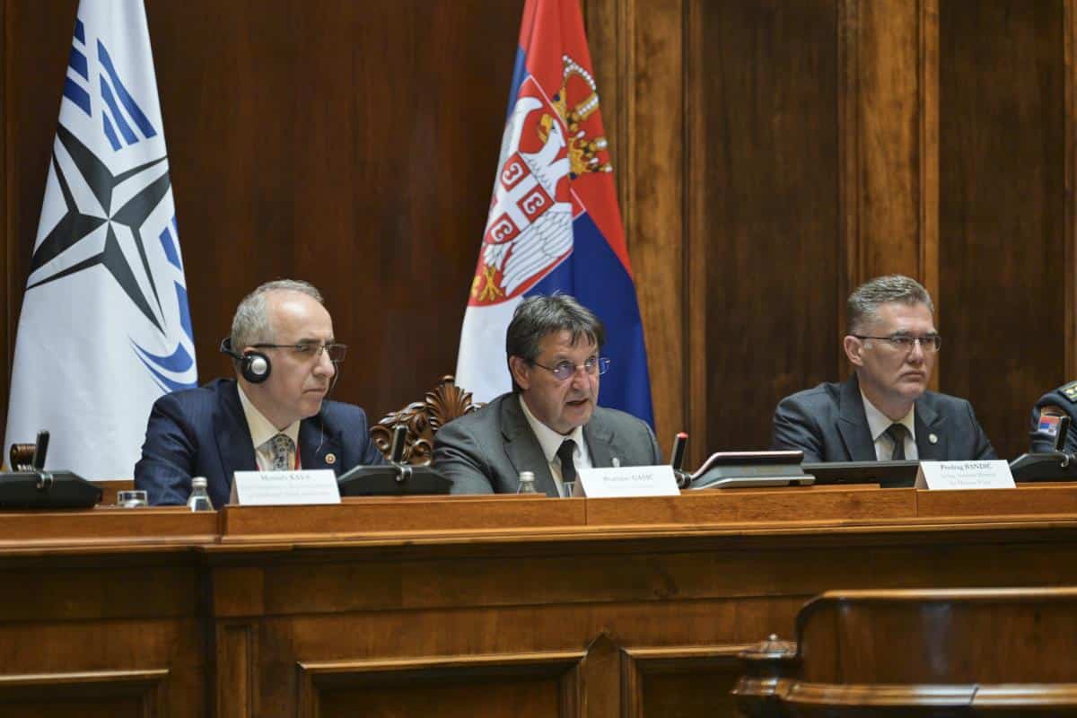 Sastanak ministra Gašića sa delegacijom Parlamentarne skupštine NATO: Ministar ih upoznao sa aktuelnom situacijom na Kosovu i Metohiji (FOTO)