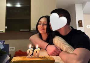 NINA ĐOGANI U ZAGRLJAJU DEČKA KOJI NOSI NANOGICU! Nakon izlaska iz zatvora se ne razdvajaju, a on joj sada priredio veliko iznenađenje (FOTO)