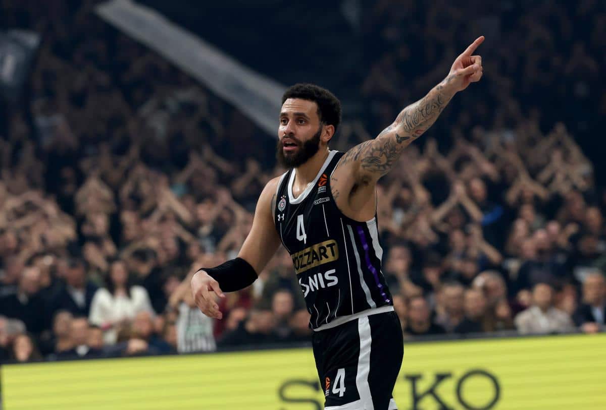 KIDAO ŽIVCE ŽOCU I SVIM GROBARIMA, A SADA “DIGAO SVE ČETIRI UVIS”! Fotka koja je razbesnela navijače, dok Partizan ispada iz Evrolige, on uživa!