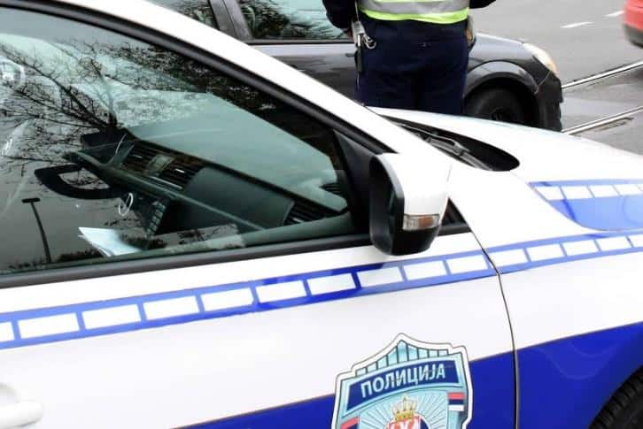 OTKRIVENO KO JE MUŠKARAC KOJI PRETI SAMOUBISTVOM NA IBARSKOJ! Drama traje više od dva sata, kilometarske kolone na magistrali- POLICIJA BLOKIRALA SVE