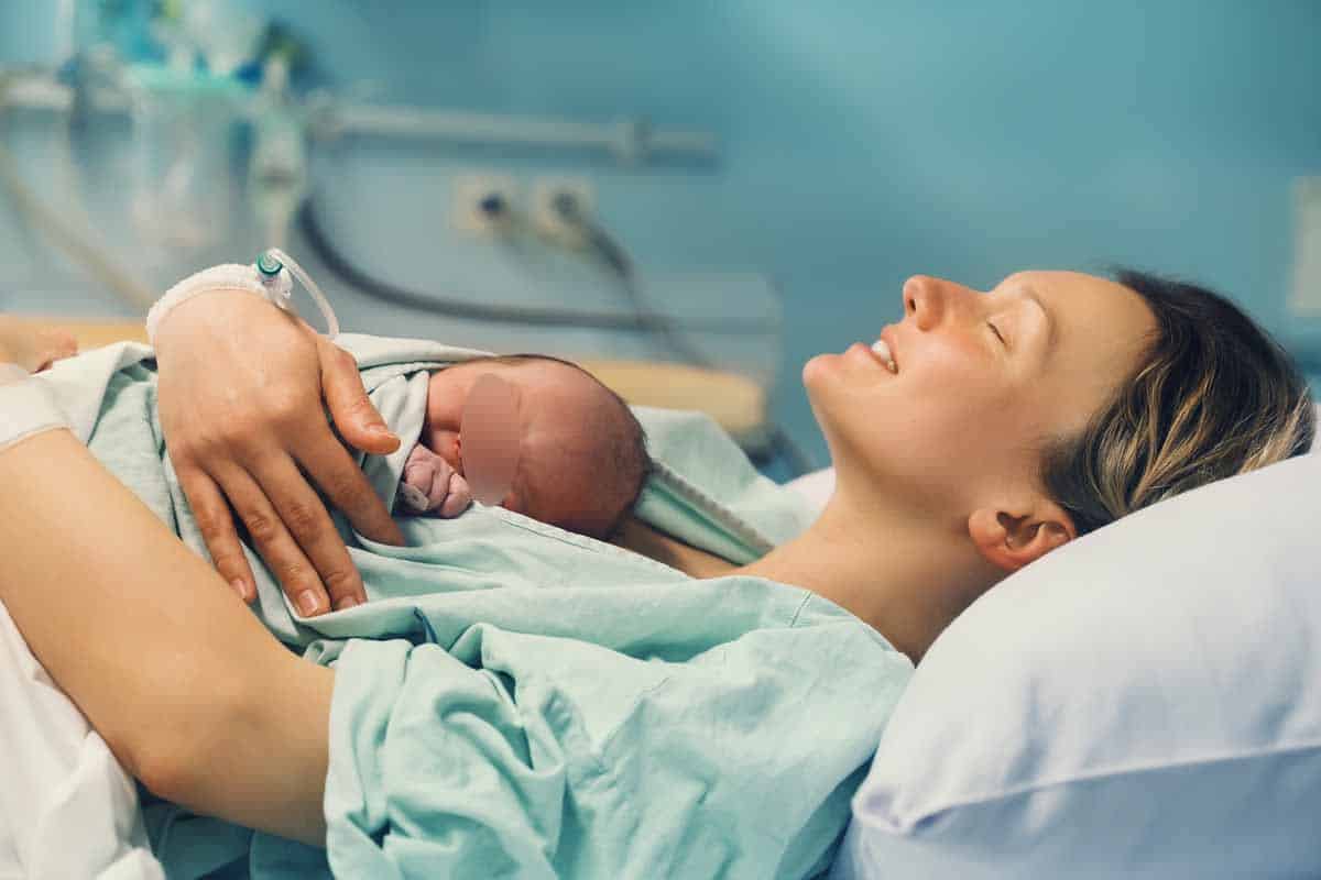 Neverovatna uskršnja priča! Ivana se na Vaskrs 15. aprila rodila i na Vaskrs 15. aprila porađala: “Uz zvona Vaskršnje liturgije rođena je moja Maja”