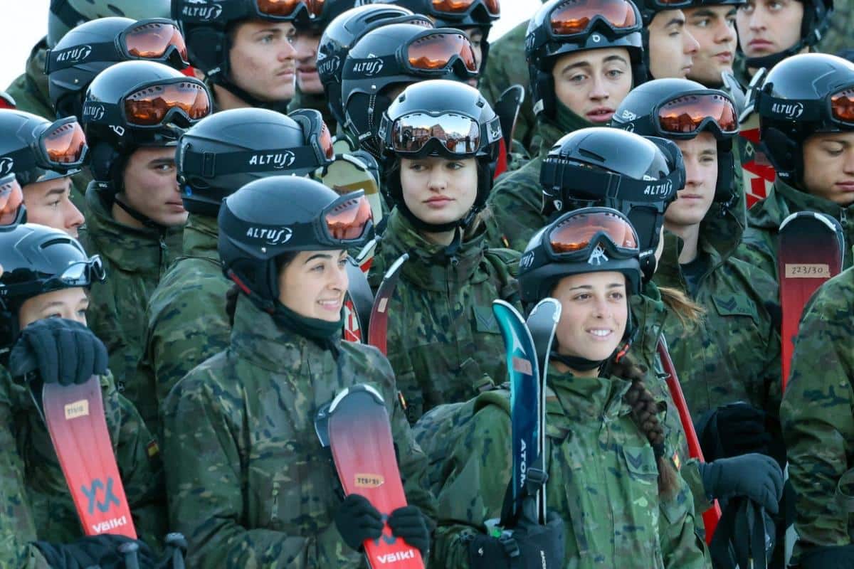 Vojnu uniformu zamenila oskudnim bikinijem: Naslednica španskog trona završila na naslovnicama pa izazvala pometnju u kraljevskoj porodici (FOTO)