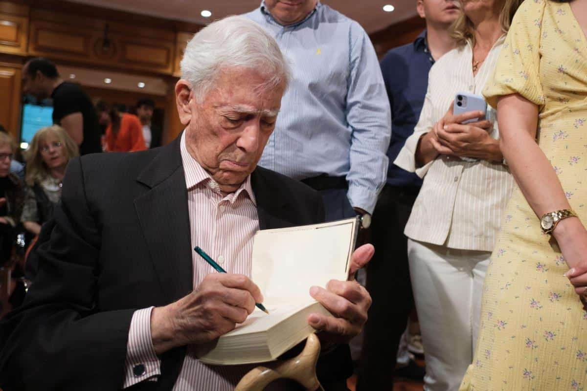 Rođaka mu rodila troje dece, pa je ostavio zbog majke Enrikea Iglesijasa: Mario Vargas Ljosa uvek je ljubio najlepše žene