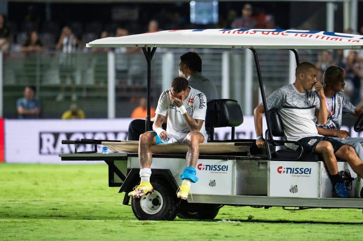 NEJMAR PLAKAO KAO DETE! Tužna scena u Brazilu: Slavni fudbaler se opet povredio! Da li je ovo kraj?! (VIDEO)