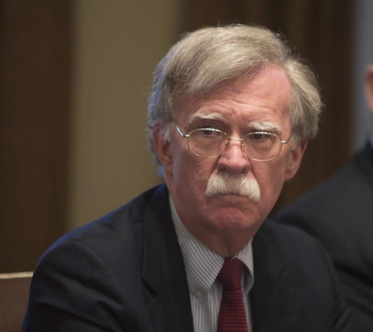 SVAKO VOJNO SAVEZNIŠTVO MIMO NATO BILO JE USMERENO PROTIV SRBIJE! Džon Bolton: To predstavlja rizik i korak unazad