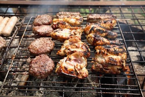 ČAČANSKI ROŠTILJ ZA PRVOMAJSKE PRAZNIKE DOSTAVLJA SE NA TONE! Ugostitelj jednog od najpoznatijih restorana otkrio na kojim lokacijama je najtraženiji