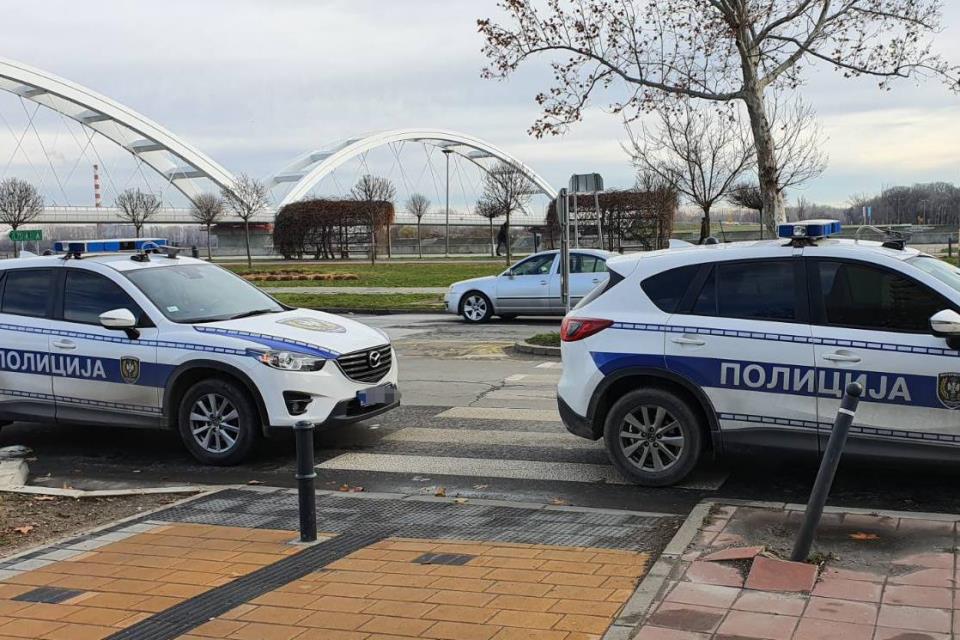 NEKO PUCAO NA LJUDE IZ VAZDUŠNE PUŠKE U NOVOM SADU: Ranjeni trudnica i muškarac, potraga u toku