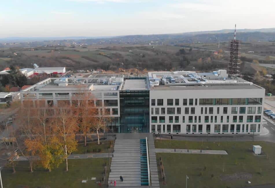 U TOKU JE IDENTIFIKACIJA SVIH LICA, SLEDE PRIJAVE ZBOG BLOKADE RTV: Policija i Žandarmerija u toku noći odblokirale ulaz u zgradu televizije u Novom Sadu