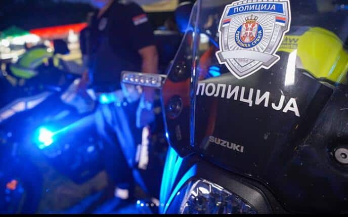 UŽAS U GROCKOJ: Sin izbo oca nožem