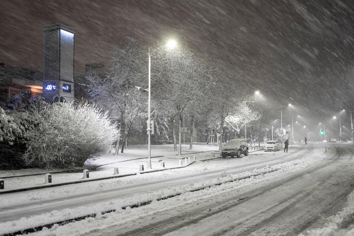 OD VEČERAS PONOVO PADA SNEG, A OD JUTRA OVA VREMENSKA POJAVA STIŽE U SRBIJU Najnovije upozorenje RHMZ: Ovakvom aprilu se niko nije nadao! (FOTO)