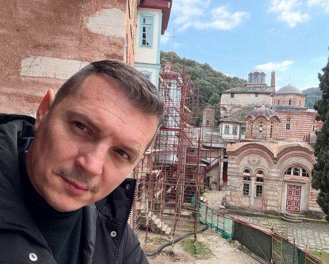 KO JE PEVAČ ČIJU SU SLIKU KORISTILI KRIMINALCI NA FALSIFIKOVANIM PASOŠIMA? Ima duet sa Čekićkom, drug Darka Lazića, a pisalo se i o skandalu na rođendanu ćerke