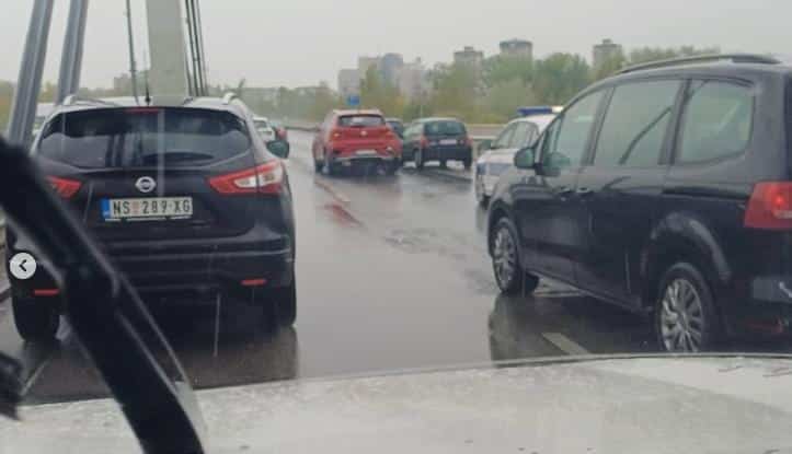 LANČANI SUDAR U NOVOM SADU: Kiša se sručila, sve stoji na ključnoj gradskoj deonici! (VIDEO)