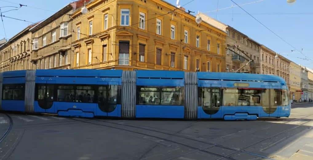 ŠTAKA “UŠLA” U TRAMVAJ, ŽENA OSTALA NA STANICI Nesvakidašnji incident u centru grada: “Trčala je za vozilom i pokušala da uđe, uspela da razbije staklo” (VIDEO)
