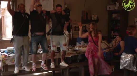 DOK SE U ELITI OTIMAJU ZA HRANU I PIĆE OVAKO SLAVE NA FARMI! Učesnici na klupama, sve pršti od dobre muzike, a desio se i obrt (VIDEO)