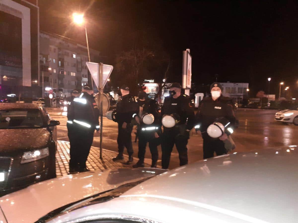 LETELE FLAŠE, STOLICE, A ONDA SEVNUO I NOŽ! Haos u noćnom klubu u Nikšiću: Policija traga za jednim mladićem (28), među uhapšenima i dvojica škaljaraca!