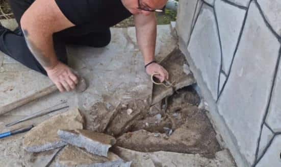 NISU MOGLI NI DA SANJAJU ŠTA IMAJU U TEMELJU KUĆE! Odmah zvali stručnjaka iz Vladičinog Hana, sve razbio čekićem, usledio šok zbog njegovih reči (FOTO GALERIJA)