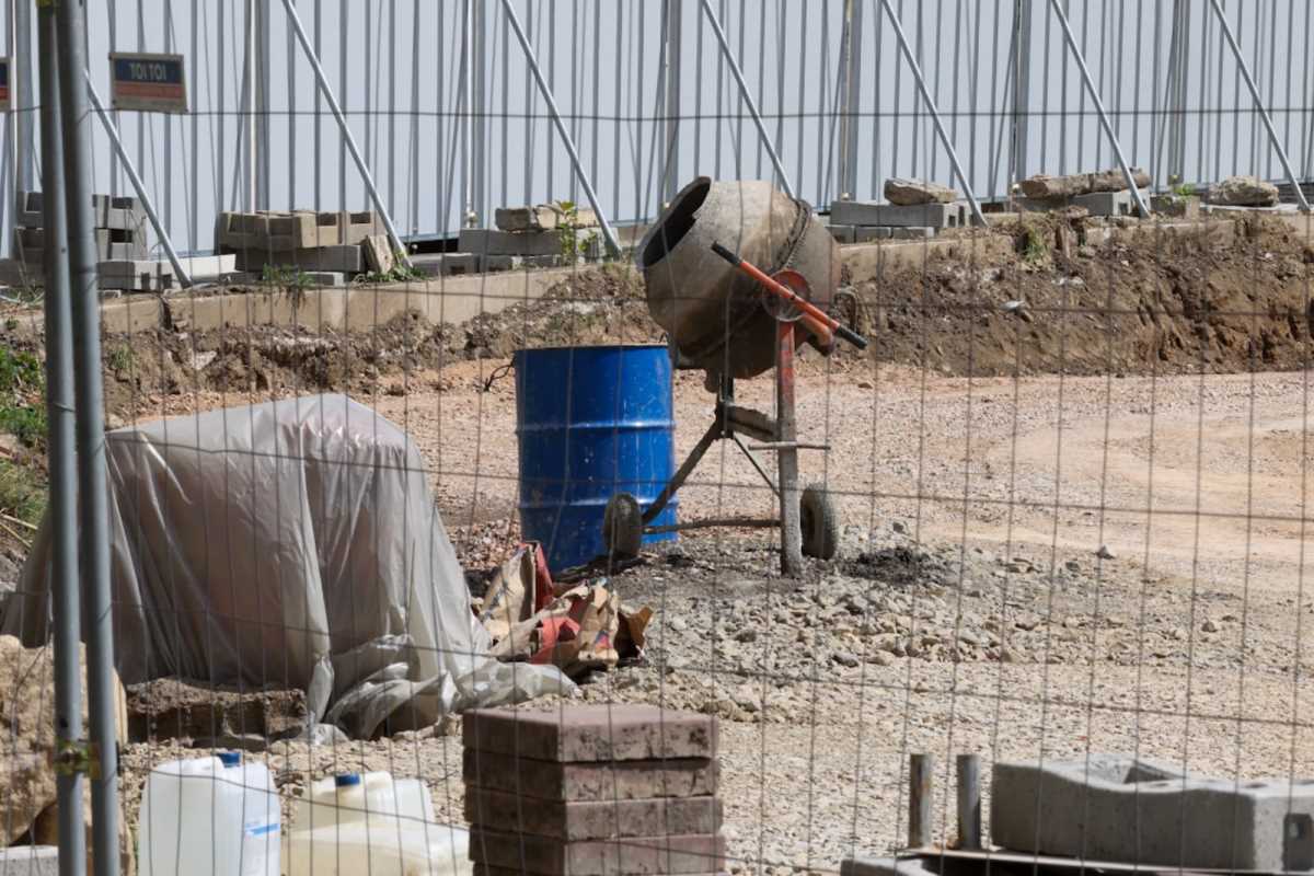 OBEĆAVALI KULE I GRADOVE – NAPRAVILI IM PAKAO OD ŽIVOTA Preko društvenih mreža vrbovali ljude da rade na gradilištima! Uhapšeni kriminalci iz BiH i Crne Gore