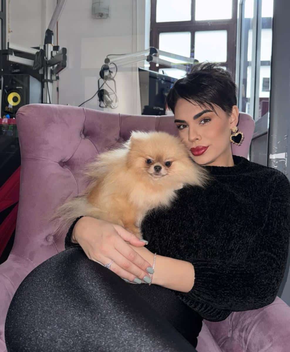 “ŠTA URADI, CRNA ŽENO?!” Mina Vrbaški ne liči na sebe, šokirala fanove novom verzijom sebe, komentari samo pljušte! (FOTO)