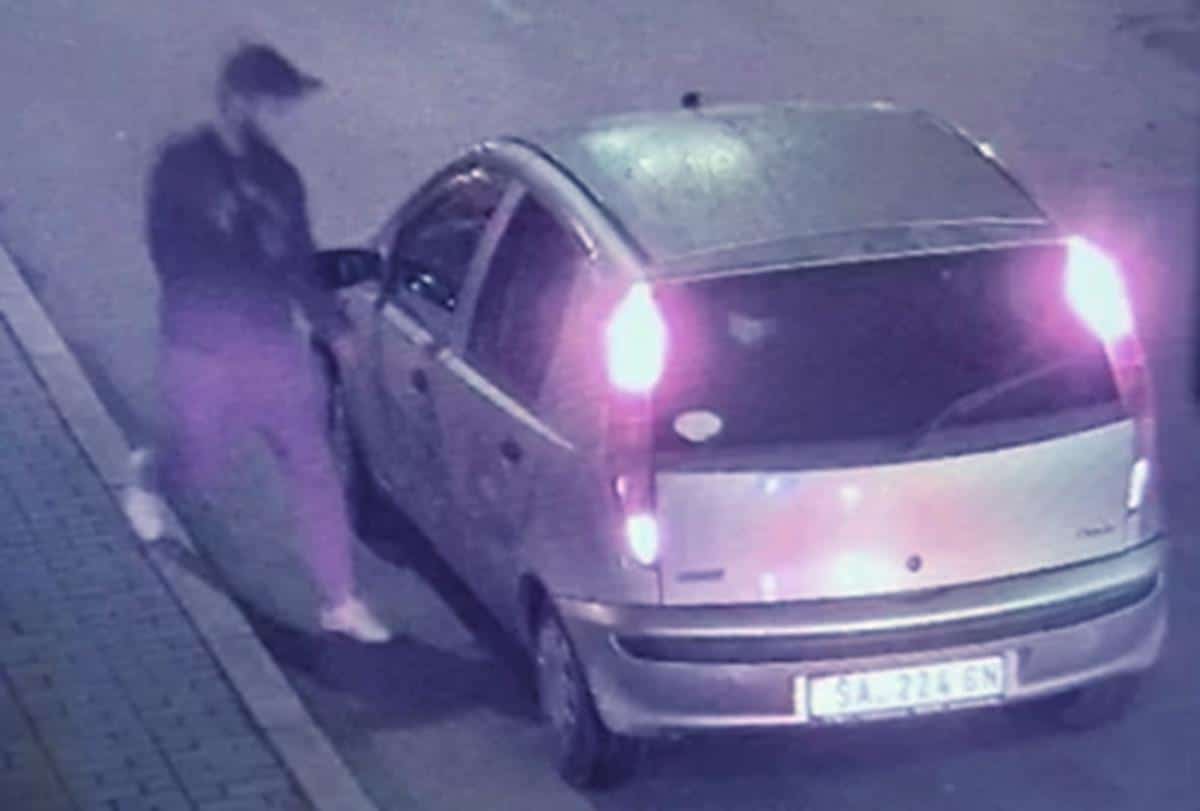 OVO JE LOPOV ZA KOJIM TRAGA CELA SRBIJA! Kamere ga snimile u trenutku krađe “punta” sa sve devojčicom unutra! (foto)