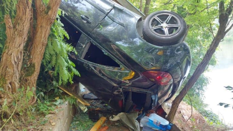 VISIO NA GRANI IZNAD PROVALIJE OD 300 METARA: Drama kod Šavnika, saobraćajna nesreća se pretvorila u još veći haos! “Svaki korak je rizičan”