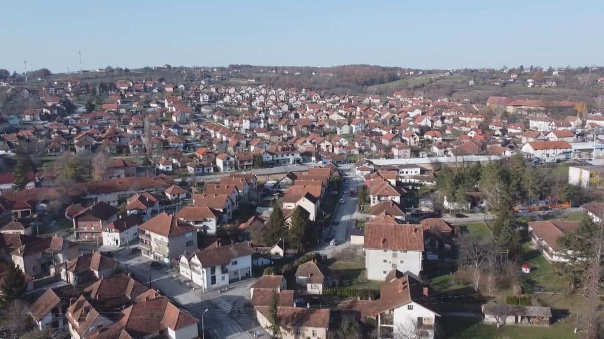 “LJIG NIKAD NEĆE ZABORAVITI SVOJE JUNAKE!” Predsednik opštine Starčević položio venac povodom pogibije sugrađanina Dejana Mitrovića (FOTO)