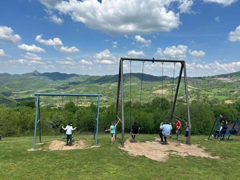 ČEKAJU U REDOVIMA ZA “INSTA-LJULJANJE”: Srpski Holivud na Rudniku krcat tokom prvomajskih praznika, najviše pažnje privlači čuvena ljuljaška (FOTO)