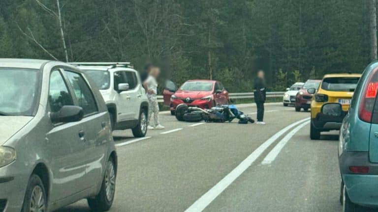 JEZIVA SCENA NA PUTA KA NOVOJ VAROŠ: Motociklista uleteo između dva automobila, devojka povređena (foto)