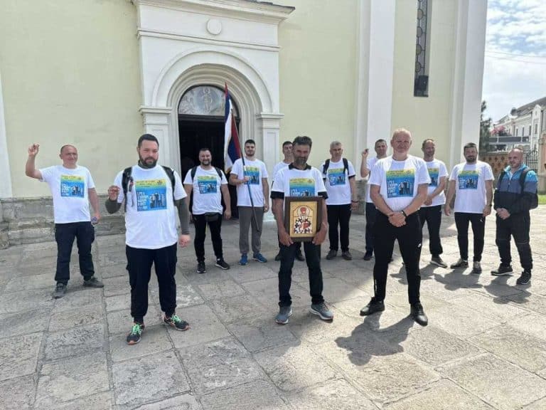DIVAN PRIMER DOBROTE I HUMANOSTI: Hodočasnici iz Čačka koračali 35 kilometara za korake petorice obolelih dečaka