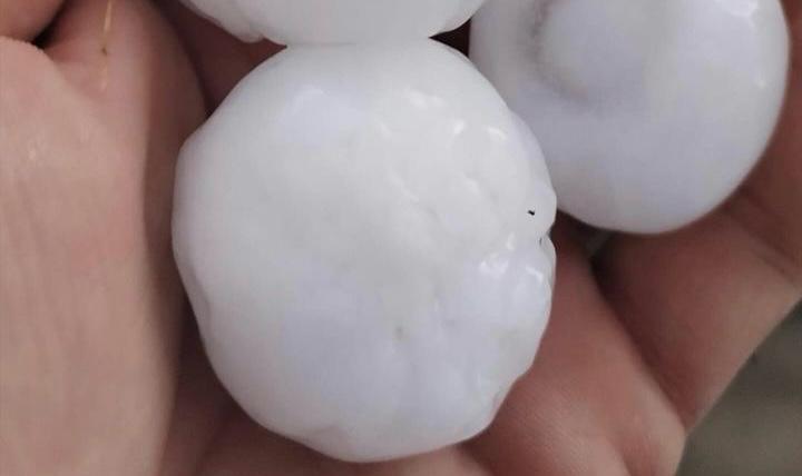 “SAMO SE SVE ODJEDNOM SRUČILO I SAD SE PLAŠIMO” Jako nevreme i grad pogodili sela oko Topole, meštanima uništena imanja (FOTO)