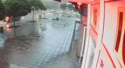 ŠOK-SNIMAK IZ MLADENOVCA LJUDI VRAĆAJU DA VIDE PONOVO! Snažno nevreme otkinulo deo krova sa zgrade pa ga bacilo pravo na raskrsnicu, pogledajte vozača! (VIDEO)