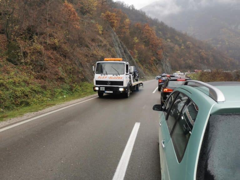 TEŠKA SAOBRAĆAJKA NA OVČARSKO-KABLARSKOJ KLISURI: Jedno vozilo poprečeno na putu, formirana kilometarska kolona (FOTO)