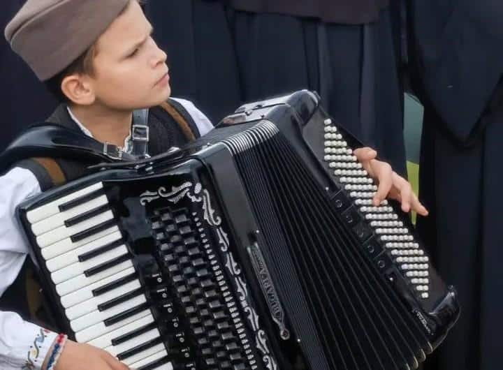 ZOVEM SE JADRANKA, NE MOGU DA PRIUŠTIM SINU HARMONUKU, ALI IMAM RUKE KOJE ZNAJU DA HEKLAJU: Objava jedne mame pokrenula lavinu na društvenim mrežama