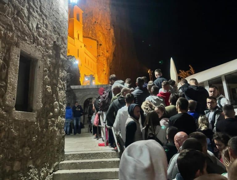 MNOGI STIGLI PEŠKE I BOSI: Nestvarne slike ispred svetinje, na hiljade vernika došlo pod Ostrog da se pokloni Svetom Vasiliju Ostroškom (FOTO, VIDEO)