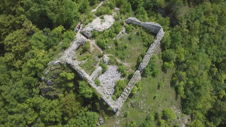 MISTERIOZNO UTVRĐENJE NA TARI PRATI KRVAVA LEGENDA: Niko ne zna kad je Solotnik tačno izgrađen, pohodili ga lovci na blago! (FOTO)