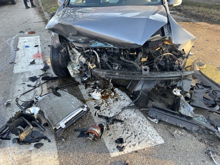 JEZIVA SAOBRAĆAJKA NA MAGISTRALI KOD MANASTIRA PREOBRAŽENJE: Vozač bežao od sudara i završio u kanalu dubokom nekoliko metara, ljudi odmah pritrčali u pomoć