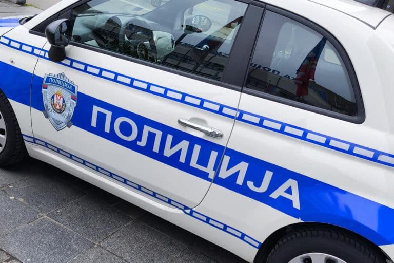 ŽENI SLOMLJENA LOBANJA I PRŠLJENOVI! Detalji užasa u Arilju: Nasilnik gurnuo niz stepenice i komšinicu koja je prišla da pomogne povređenoj,DETE (7) SVE GLEDALO
