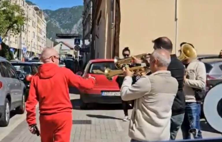 MOSTARAC UZ SRPSKE TRUBAČE PROSLAVIO RAZVOD BRAKA: Njegov stajling je posebno privukao pažnju (VIDEO)