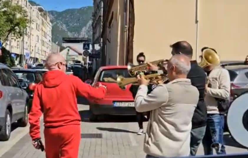 MOSTARAC UZ SRPSKE TRUBAČE PROSLAVIO RAZVOD BRAKA: Njegov stajling je posebno privukao pažnju (VIDEO)