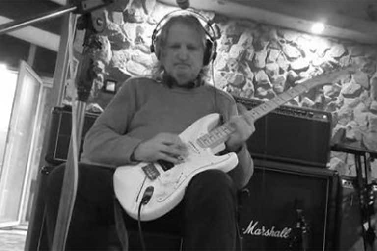 UMRO OSNIVAČ POZNATOG BENDA! Legendarni srpski muzičar preminuo u 69. godini