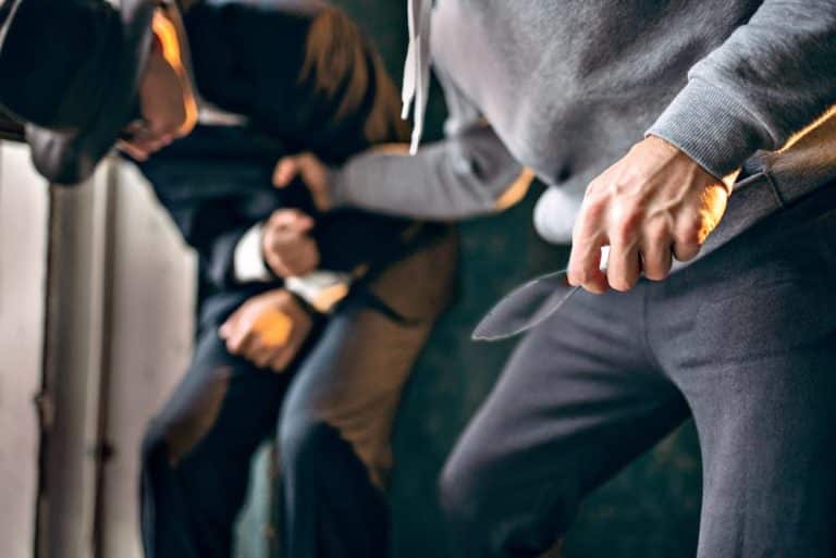 MALOLETNICI POČINILI DVA UBISTVA U BEOGRADU ZA MANJE OD NEDELJU DANA! Tinejdžeri ubadali noževima do smrti, stručnjaci analiziraju zašto su mladi agresivni