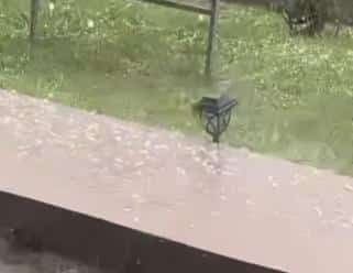 ZABELEO SE ARANĐELOVAC! Neverovatne scene nevremena u Šumadiji: Grad tuče na sve strane, ljudi iz kuće u neverici snimaju (VIDEO)