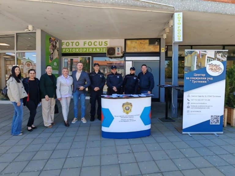 MEĐUNARODNI DAN PORODICE OBELEŽEN U TRSTENIKU: Građanima približili značaj porodičnih vrednosti, prava i odgovornosti roditelja i dece (FOTO)