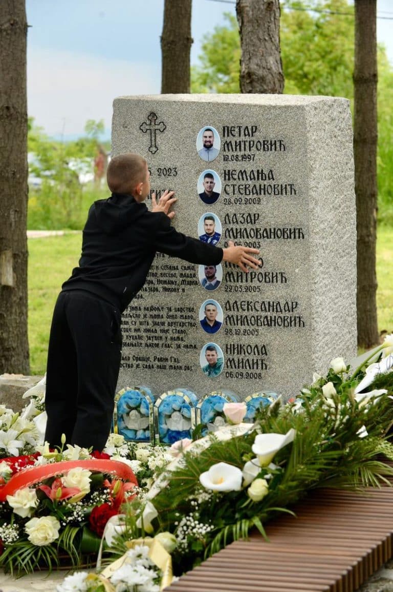 DVE GODINE OD VELIKOG GUBITKA DEVETORO MLADIH: Danas Dubona i Malo Orašje obeležavaju dan kada je sve stalo, premijer Macut zapalio sveću i položio venac (foto)