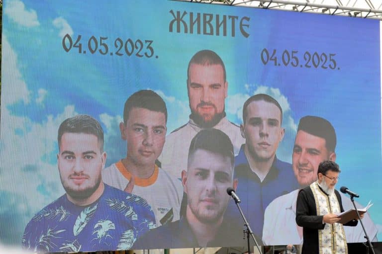 “PONOVO STE NAS OKUPILI DA VAS SPOMENEMO I OPLAČEMO” Tužni prizori u Malom Orašju i Duboni: Porodice žrtava obeležavaju dve godine od masakra (foto)